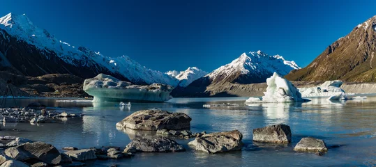 Küchenrückwand glas motiv Aoraki/Mount Cook Tasman Glacier Lake mit Eisbergen und Bergen, Aoraki Mount Cook National Park, Neuseeland