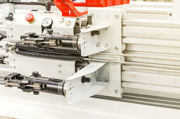 Carriage with springs on the machine for cutting wires.