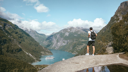 Junger Mann schaut auf Fjord