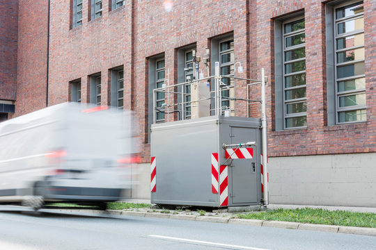 Umweltbelastung Feinstaubbelastung - Emission messen - Messanlage neben Verkehrsstra&szlig;e