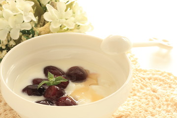 Frozen grape and honey yogurt
