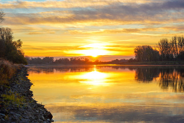 Obraz premium Herbstlandschaft am Wasser