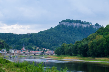 Fototapeta na wymiar Die Elbe bei Königstein in der sächsischen Schweiz mit der Festung im Hintergrund