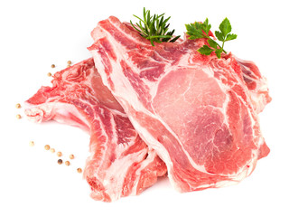 côtelettes échines de porc crues sur isolées fond blanc