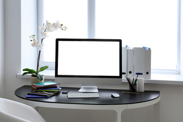 Obraz premium Comfortable home workplace with computer on table