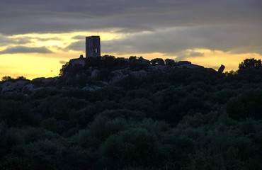 Obraz premium Castello di Pedres (vicino a Olbia) al tramonto, Sardegna - Italia