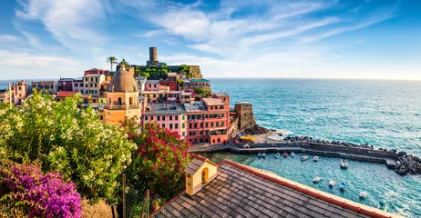 Handdoek met foto Liguria One of the five towns that make up the Cinque Terre region - Vernazza. Colorful spring morning in Liguria, Italy, Europe. Picturesqie seascape of Mediterranean sea. Traveling concept background.  © Andrew Mayovskyy