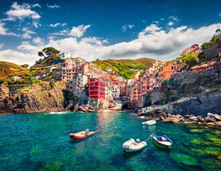 Fotobehang Liguria Eerste stad van de Cique Terre-reeks van heuvelsteden - Riomaggiore. Kleurrijke ochtendmening van Ligurië, Italië, Europa. Grote lente zeegezicht van de Middellandse Zee. Reizende concept achtergrond.