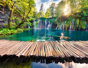 Malerischer Morgenblick auf den Nationalpark Plitvice. Bunte Frühlingsszene des grünen Waldes mit Wasserfall des reinen Wassers. Große Landschaft von Kroatien, Europa.