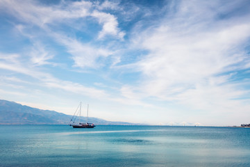 Obraz premium Beautiful summer view of the Nafpaktos shore. Fantastic morning scene of the Gulf of Corinth, Greece, Europe. Traveling concept background. Beauty of countryside concept background.
