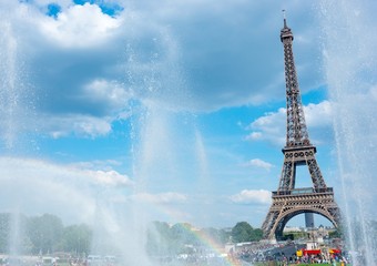 Eiffelturm, Springbrunnen und Regenbogen, Paris, Frankreich, Europa 