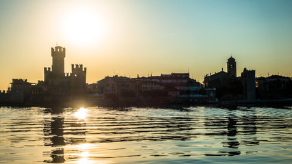 Naklejka premium castello scaligero - sirmione
