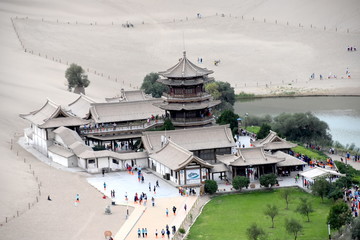 Mingsha Shan Mountain y Crescent Lake en Dunhuang, China