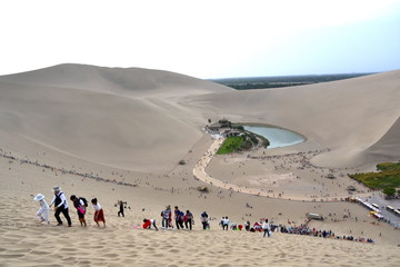 Mingsha Shan Mountain y Crescent Lake en Dunhuang, China