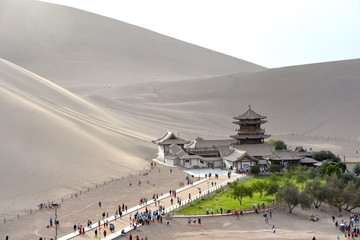Mingsha Shan Mountain y Crescent Lake en Dunhuang, China