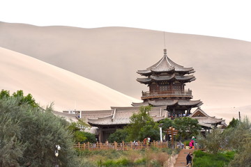 Mingsha Shan Mountain y Crescent Lake en Dunhuang, China