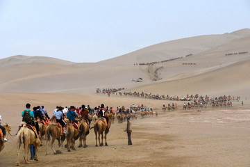Mingsha Shan Mountain y Crescent Lake en Dunhuang, China