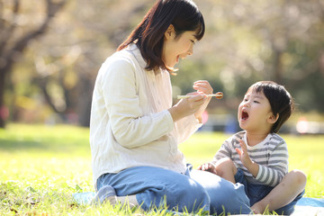 ピクニックする親子