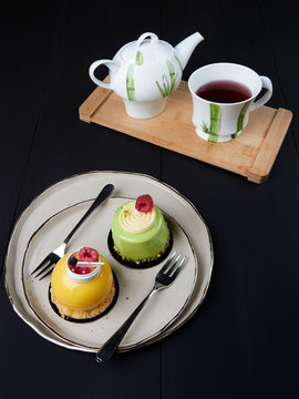 Mango and pistachio cakes, served with a cup of red fruits tea