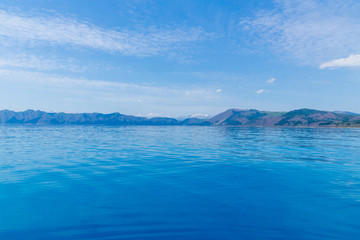 Fototapeta na wymiar 秋田 田沢湖 雪解け水 透明度高い湖 湖 湖沼