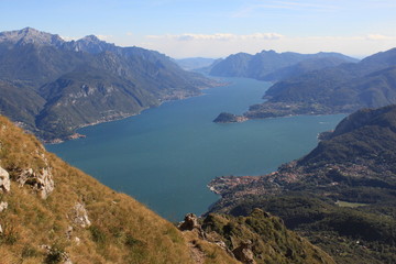 Fototapeta na wymiar Zauberhafter Lario; Blick vom Monte Grona hinunter zur Gabelung des Comer See