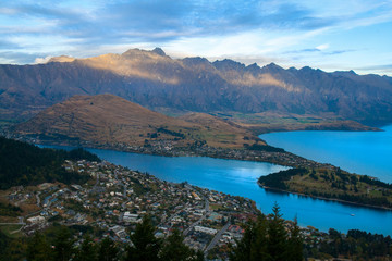 Naklejka premium Breathtaking Queenstown New Zealand resort city panorama with The Remarkables mountains range and Lake Wakatipu, the world's capital of adventures, South Island, Otago
