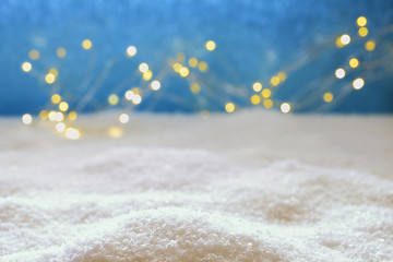 Schnee mit blauem funkel Hintergrund
