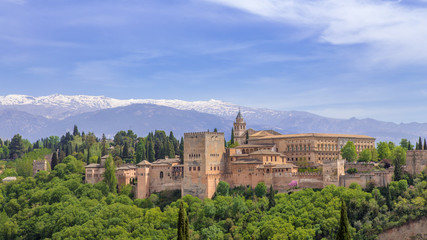 Fototapeta na wymiar Panorama von Alhambra in Grenada Andalusien mit Schnee Bergern