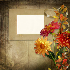 Obraz premium Old photo frame with beautiful flowers and ribbon on vintage wooden board