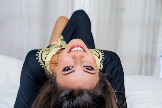 Ragazza marocchina in veste tipica sul letto
