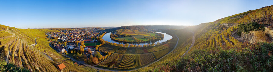 Panoramablick vom Aussichtspunkt Käsberg Kanzel bei Mundelsheim  auf den Neckar im Herbst - obrazy, fototapety, plakaty