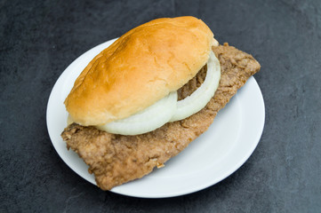 Brathering mit Zwiebeln in einem Brötchen 