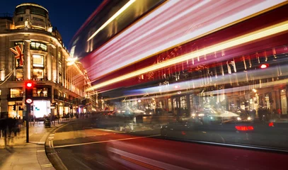 Papier Peint photo Bus rouge de Londres scène nocturne de la ville de Londres avec un bus et des voitures rouges en mouvement - photographie à longue exposition