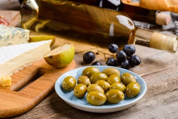 Foto op Plexiglas Green olives on blue plate © yuriygolub