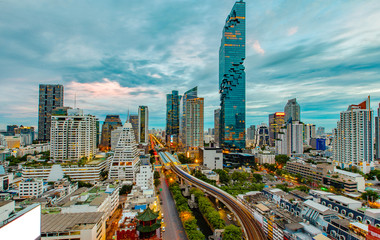 Fototapeta na wymiar Cityscape view Twilight Sunset Through Town of Bangkok city It is a modern capital. Bangkok Thailand