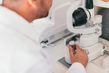 Fototapeta premium Doctor operating an optical machine.