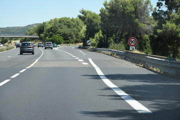 Bretelle de sortie de l'autoroute A9 languedocienne dans l'Hérault