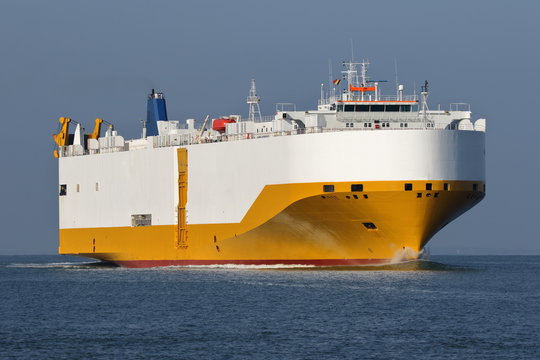 gelbweisser Autotransporter