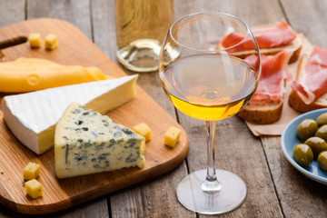 Obraz na płótnie Canvas Cheese, wine, meat and olives
