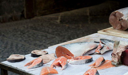 frischer Fisch - Verkaufsstand an einer neapolitanischen Straße