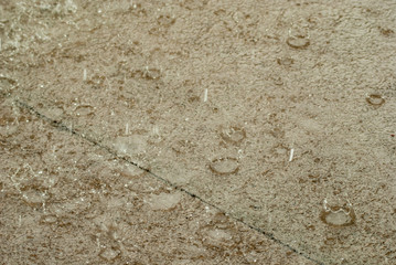 Lluvia cayendo sobre en el suelo.