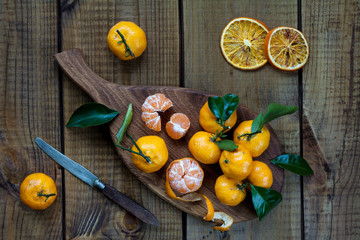 Obraz na płótnie Canvas Tangerines (citrus fruits) with leaves.