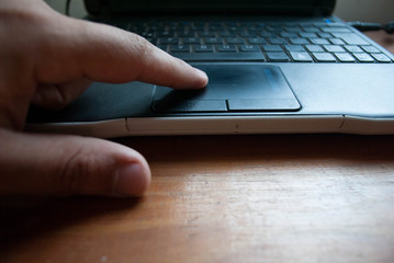 dedo utilizando el táctil de una notebook.