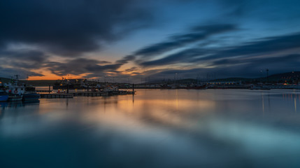 Abendstimmung am Hafen von Dingle mit gesoftetem Wasser