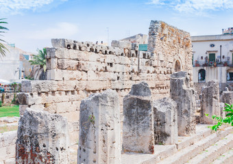 Fototapeta premium Ruins of temple of Apollo in Ortygia (Ortigia) Island, Syracuse, Sicily, Italy - ancient square 