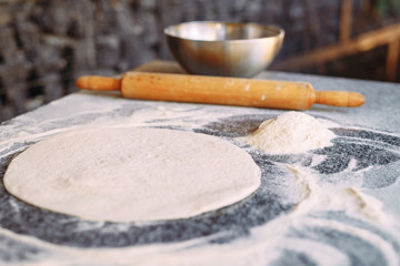 Knead the dough with the ingredients.