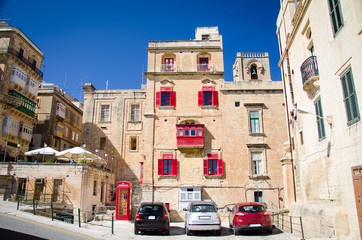 Obraz premium Yellow buildings with red balconies and windows, Valletta, Malta