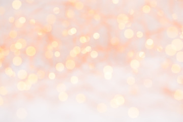 Obraz premium Bożenarodzeniowa kartka z pozdrowieniami. Choinki gałąź na błyskotliwości złotym bokeh zaświeca tło. Koncepcja nowego roku. Skopiuj miejsce.