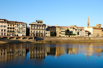 Fototapeta na wymiar Florencia, reflejos en el río Arno