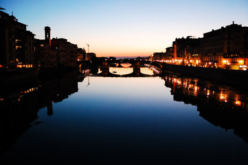 Fototapeta na wymiar Anochecer sobre el río de Florencia